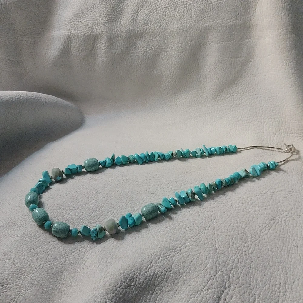 Howlite & tourquoise chips necklace silver beads in between 17